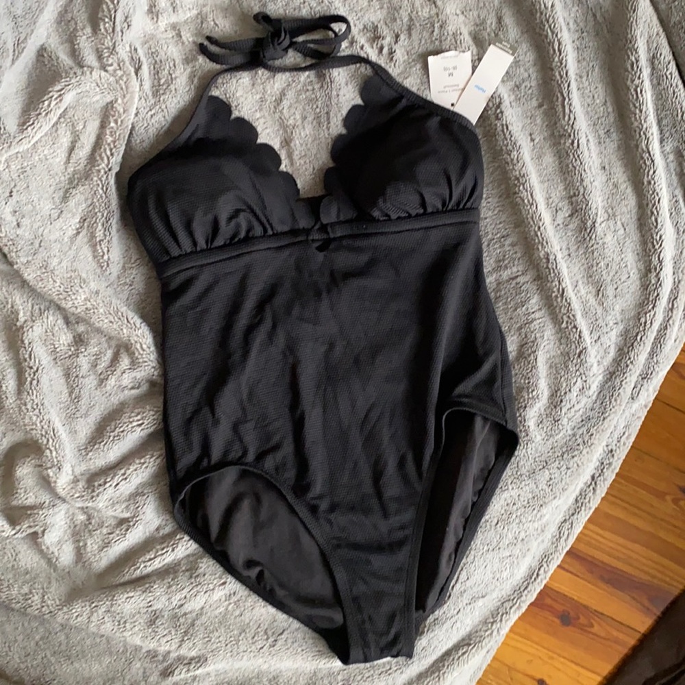 ☀️☀️ 2/$15 sale Scallop top swimsuit